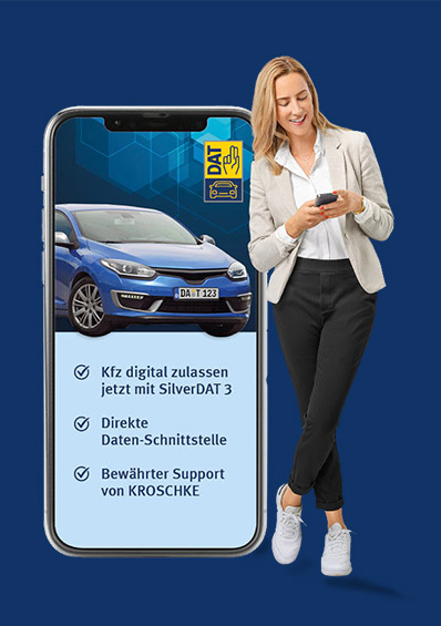 Key-Visual Kroschke: Frau mit Smartphone in der Hand lehnt an Smartphone-Mockup mit Blick auf die Vorteile von Kroschke in Zusammenhang mit SilverDAT 3