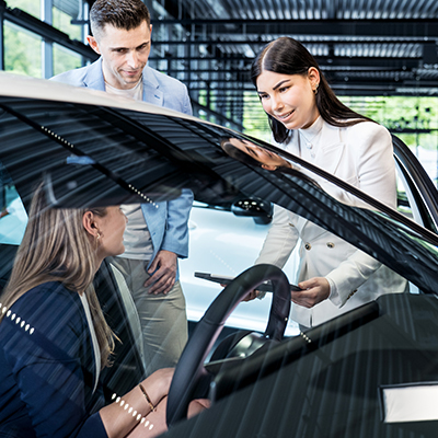 Verkaufsszene im Autohaus - DAT Barometer