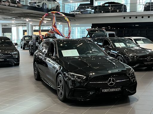 Gebrauchter Mercedes-Vorführwagen in Showroom