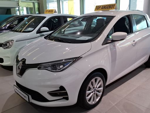 Ein weißer Renault Zoe, ausgezeichnet als Top-Angebot, in einem Autohaus