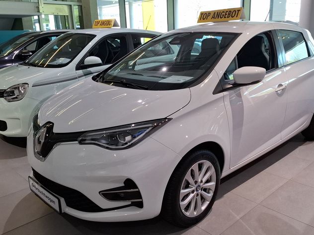 Ein weißer Renault Zoe, ausgezeichnet als Top-Angebot, in einem Autohaus