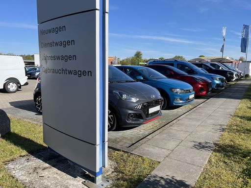Gebrauchte Autos unterschiedlicher Fabrikate stehen auf dem Parkplatz eines Autohändlers