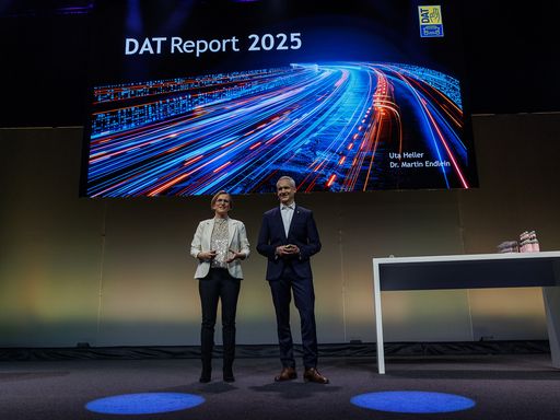 Uta Heller und Martin Endlein präsentieren den DAT Report 2025