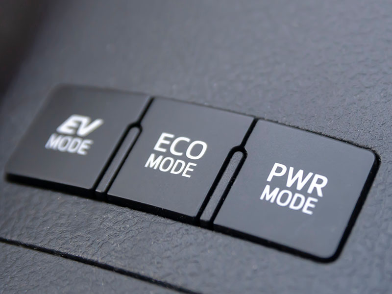 3 Schalter im Auto für die Fahr-Modi EV (= elektrisch), Eco-Mode und PWR (= Power Mode). Jeder Modus wirkt sich - auch in Zusammenhang mit dem Fahrstil - auf den Verbrauch aus.