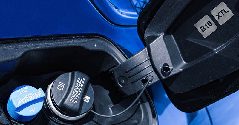 Nahaufnahme: aufgeklappter Tankdeckel eines Diesel-Fahrzeugs mit B10- und XTL-Freigabe-Label