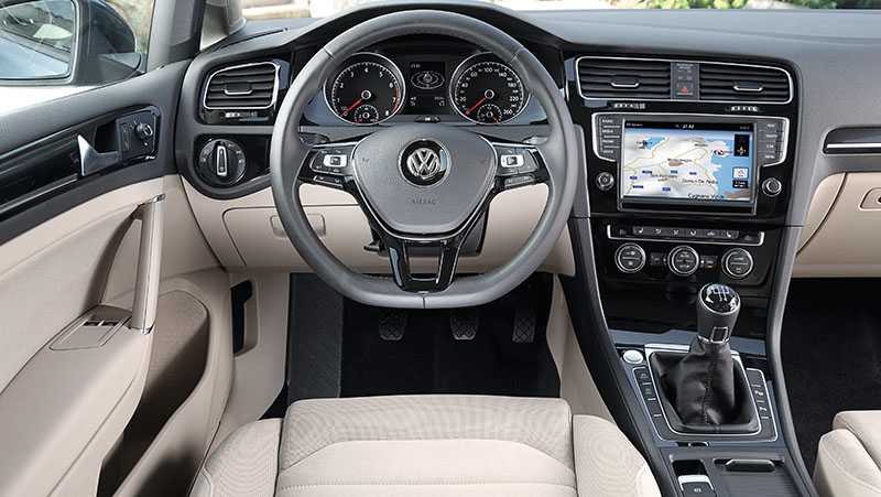 Cockpit des VW Golf VII