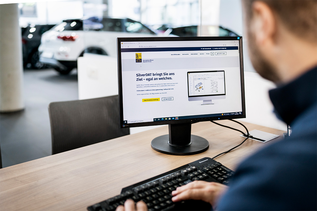 Ein Sachverständiger sitzt am Computer und nutzt die Software SilverDAT3 für Sachverständige und DAT Expert Partner.